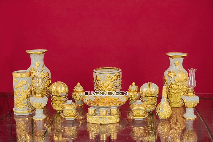 Bộ đồ thờ men rạn đắp nổi dát vàng Hoa sen trên gốm sứ Bát Tràng